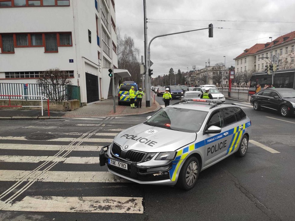 Na Evropské se stala nehoda, bourali i policisté.