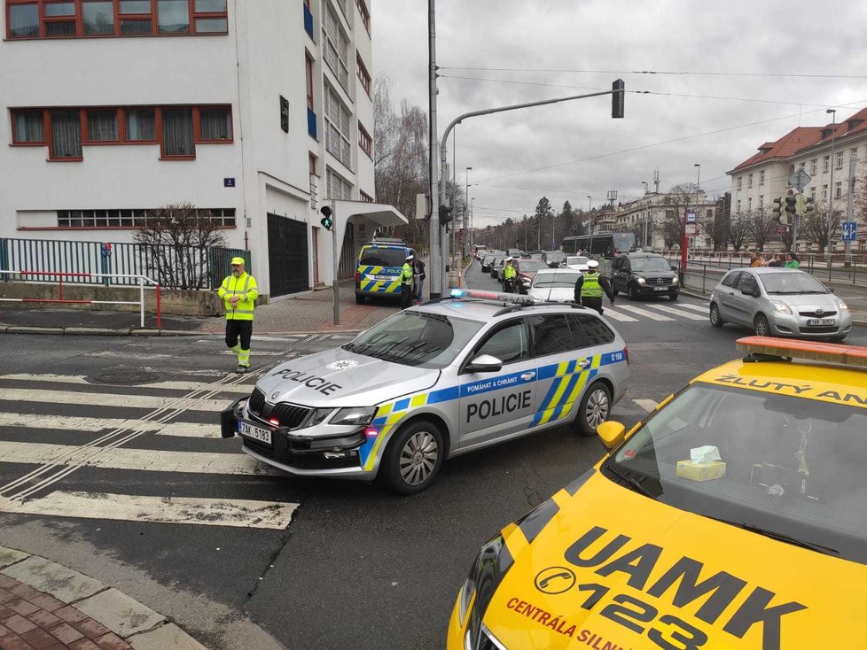 Na Evropské se stala nehoda, bourali i policisté.