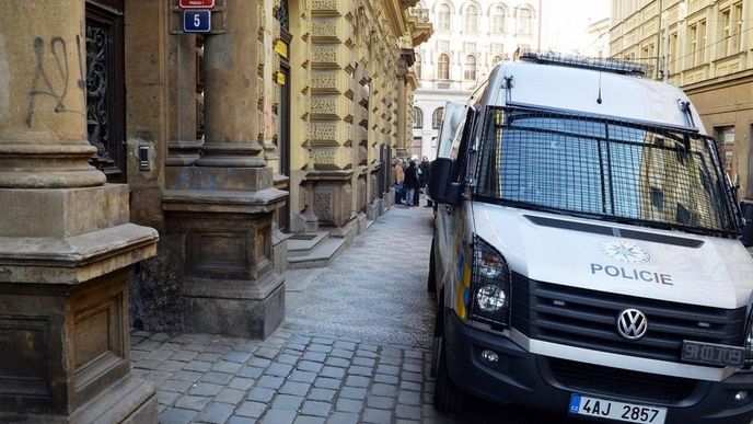 Policejní vůz před sídlem SŽDC