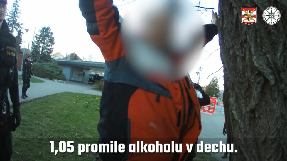 Dva opilci v brněnských Řečkovicích vytáhli poblíž gymnázia zbraně, naštěstí byly jen o airsoftové.