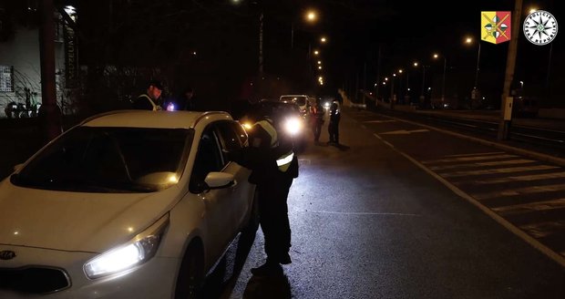 Policisté v pátek večer zadrželi při rozsáhlých akcích v Praze několik lidí.