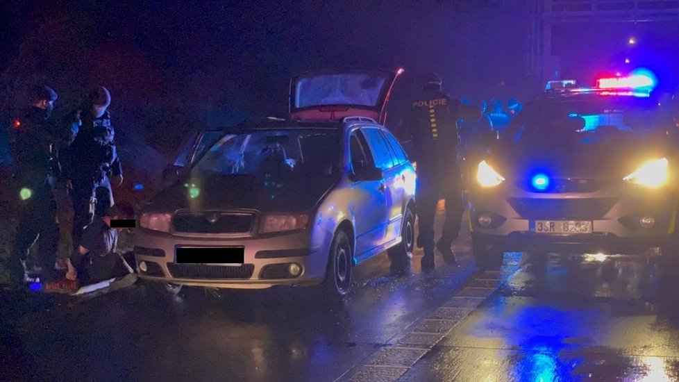 Policejní honička skončila až po 20 kilometrech. Řidič byl zadržen a převezen do cely.