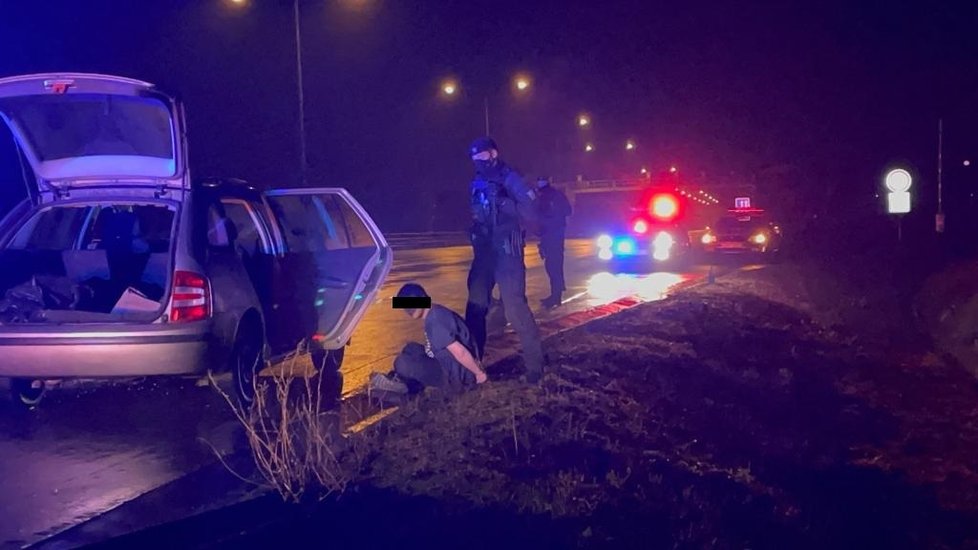 Policejní honička skončila až po 20 kilometrech. Řidič byl zadržen a převezen do cely.