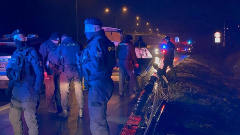 Policejní honička skončila až po 20 kilometrech. Řidič byl zadržen a převezen do cely.