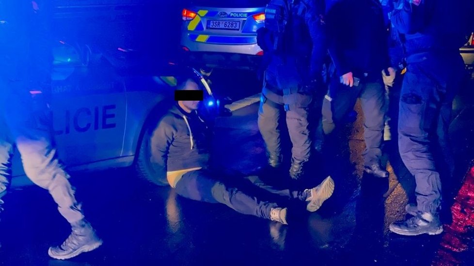 Policejní honička skončila až po 20 kilometrech. Řidič byl zadržen a převezen do cely.