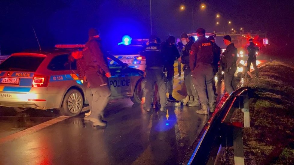 Policejní honička skončila až po 20 kilometrech. Řidič byl zadržen a převezen do cely.