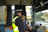 Už zase! Policie v Rousínově dala dýchnout řidiči autobusu, který vezl cestující: Měl upito