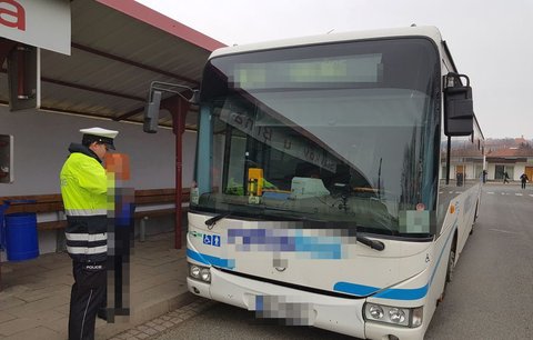 Šílené! Autobusák na Břeclavsku nadýchal 3 promile, vezl 20 lidí!