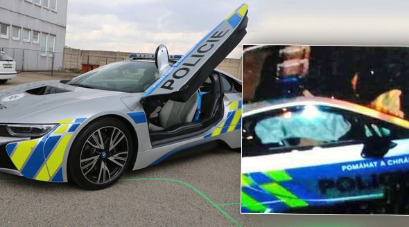 Policie po 14 dnech nabourala zapůjčené BMW i8. Řidič dostal infarkt.