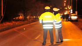 Policisté stavěli podezřelé vozidlo v Poděbradské ulici na Praze 9