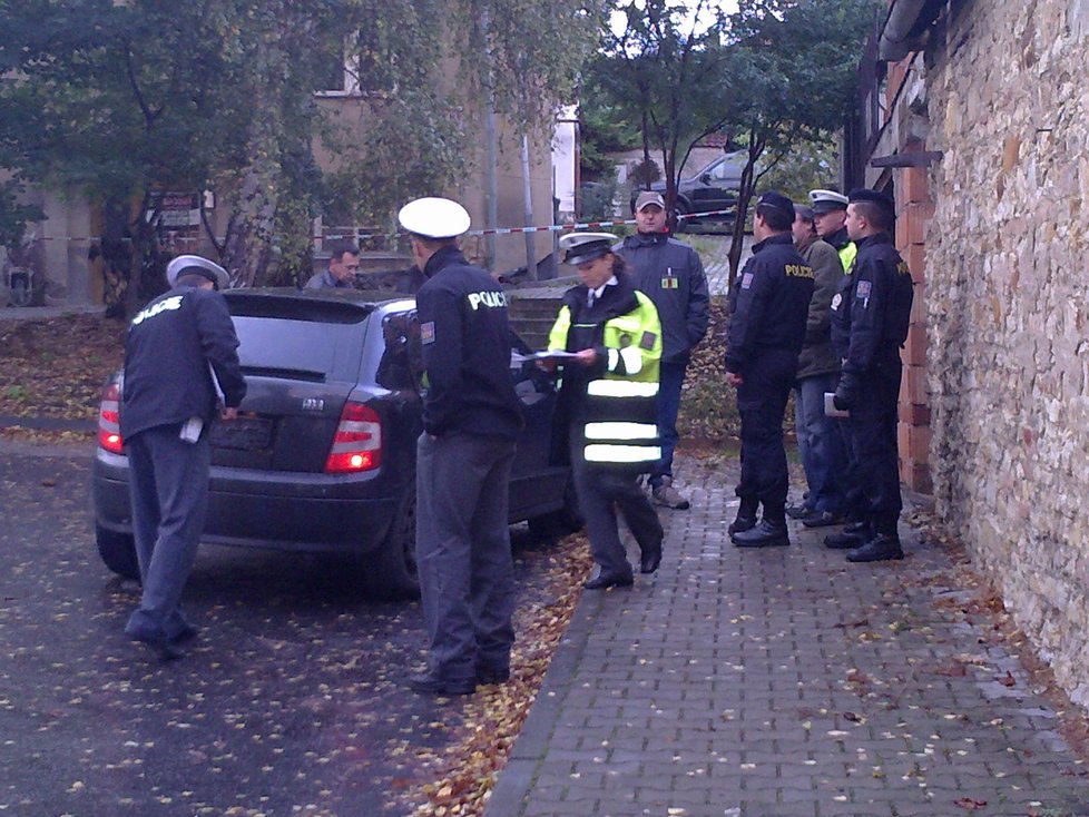 Policie ohledává automobil, se kterým se pachatel pokoušel policii ujet