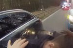 Zdrogovaný řidič ujížděl policii s chlapečkem v autě. Ten děkoval policistům za záchranu.