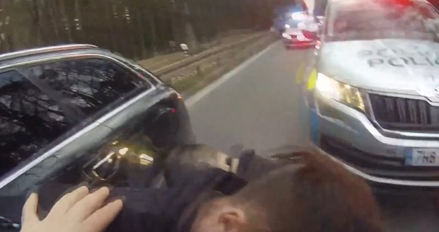 Díky, pane policisto, vzlykal zachráněný chlapeček: Zdrogovaný řidič s ním zběsile ujížděl v autě 