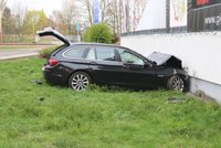 Šílená honička: Polák (31) v kradeném luxusním BMW ujížděl policistům, naboural do obchodu