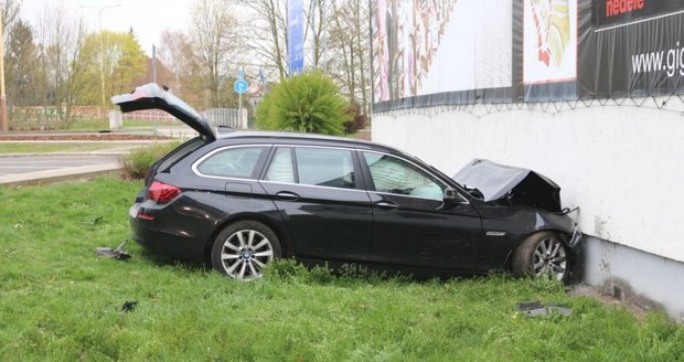 Šílená honička: Polák (31) v kradeném luxusním BMW ujížděl policistům, naboural do obchodu