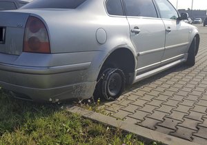 Policisté v Postřižíně zadrželi silně opilého muže, který jel v autě bez zadní gumy.