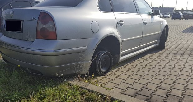 Řidič jel na Mělnicku bez zadní pneumatiky: Nadýchal 2,5 promile