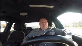 Policista z amerického Doveru trsá v autě na písničku od Taylor Swift