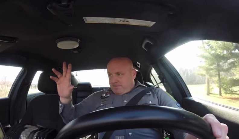 Policista z amerického Doveru trsá v autě na písničku od Taylor Swift