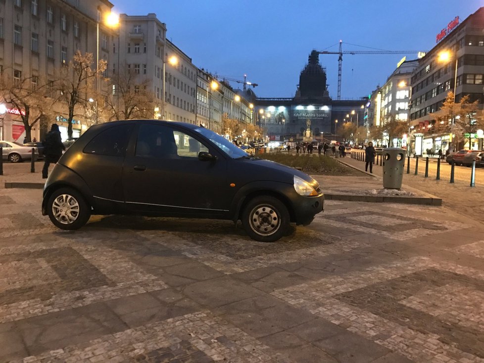 Vozidlo s botičkou stojí již několik dní uprostřed Václavského náměstí.