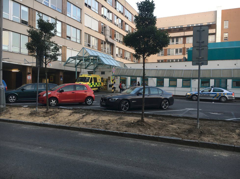 Zraněný jel původně jako spolujezdec v tmavém BMW, to pak parkovalo uvnitř areálu nemocnice.