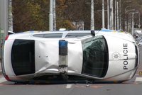 Dvě bouračky policistů v Praze: Služební vůz na střeše, dva zranění!
