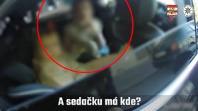 Policisté v Brně zůstali v šoku, když zjistili, jak někteří lidé převážejí v autě malé děti.