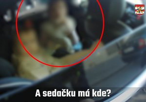 Policisté v Brně zůstali v šoku, když zjistili, jak někteří lidé převážejí v autě malé děti.