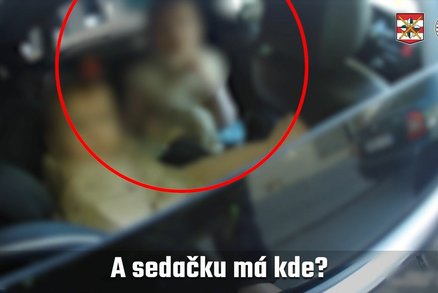 Vezli nepřipoutané batole! Autosedačku mám v kufru, hájila se máma