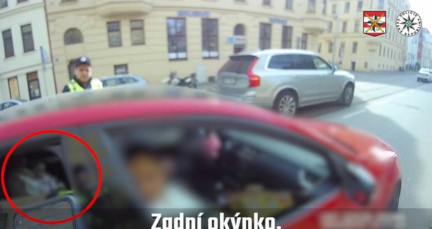 Policisté v Brně zůstali v šoku, když zjistili, jak někteří lidé převážejí v autě malé děti.