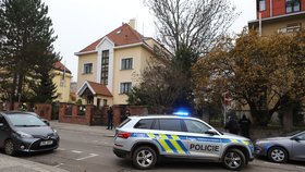 Zasahovat po Brnu museli policisté i v Praze na velvyslanectví Ukrajiny. I tam totiž pišel podezřelý balíček, který obsahoval zvířecí tkáň. (2. prosinec 2022)