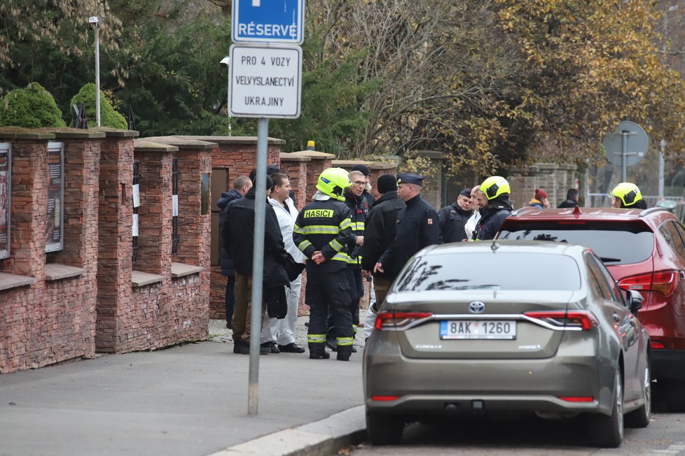 Zasahovat po Brnu museli policisté i v Praze na velvyslanectví Ukrajiny. I tam totiž přišel podezřelý balíček, který obsahoval zvířecí tkáň (2. prosinec 2022).