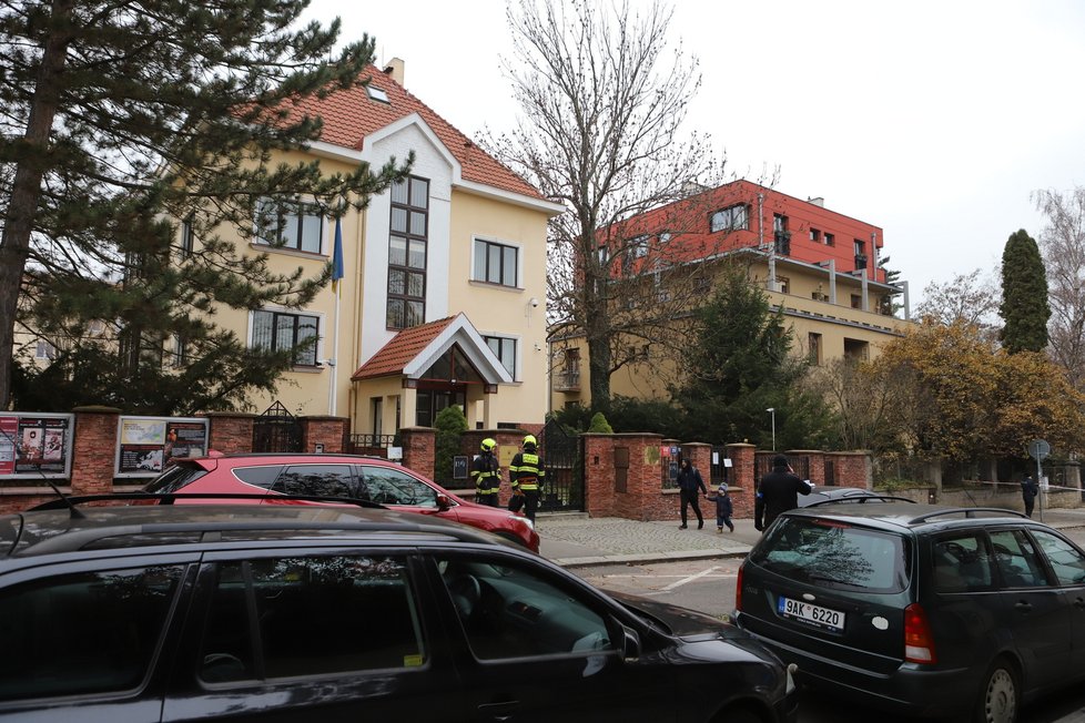 Zasahovat po Brnu museli policisté i v Praze na velvyslanectví Ukrajiny. I tam totiž přišel podezřelý balíček, který obsahoval zvířecí tkáň (2. prosinec 2022).