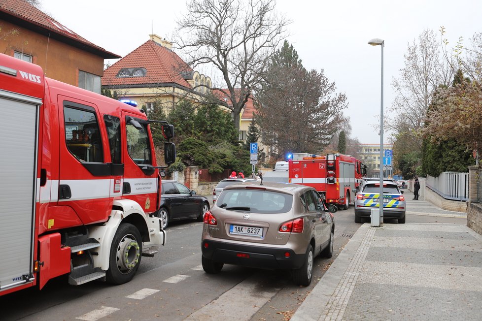 Zasahovat po Brnu museli policisté i v Praze na velvyslanectví Ukrajiny. I tam totiž přišel podezřelý balíček, který obsahoval zvířecí tkáň (2. prosinec 2022).