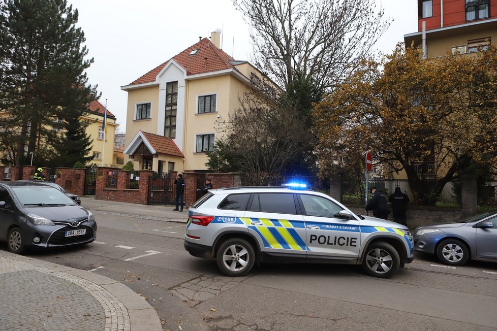 Zasahovat po Brnu museli policisté i v Praze na velvyslanectví Ukrajiny. I tam totiž přišel podezřelý balíček, který obsahoval zvířecí tkáň (2. prosinec 2022).