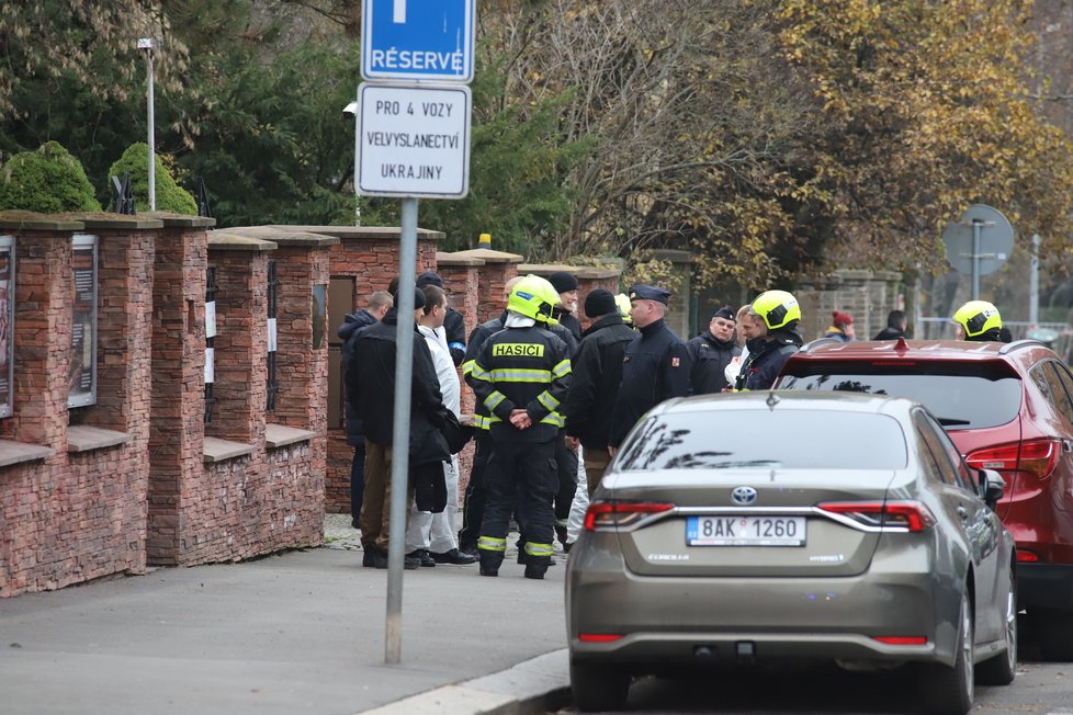 Zasahovat po Brnu museli policisté i v Praze na velvyslanectví Ukrajiny. I tam totiž přišel podezřelý balíček, který obsahoval zvířecí tkáň (2. prosinec 2022).