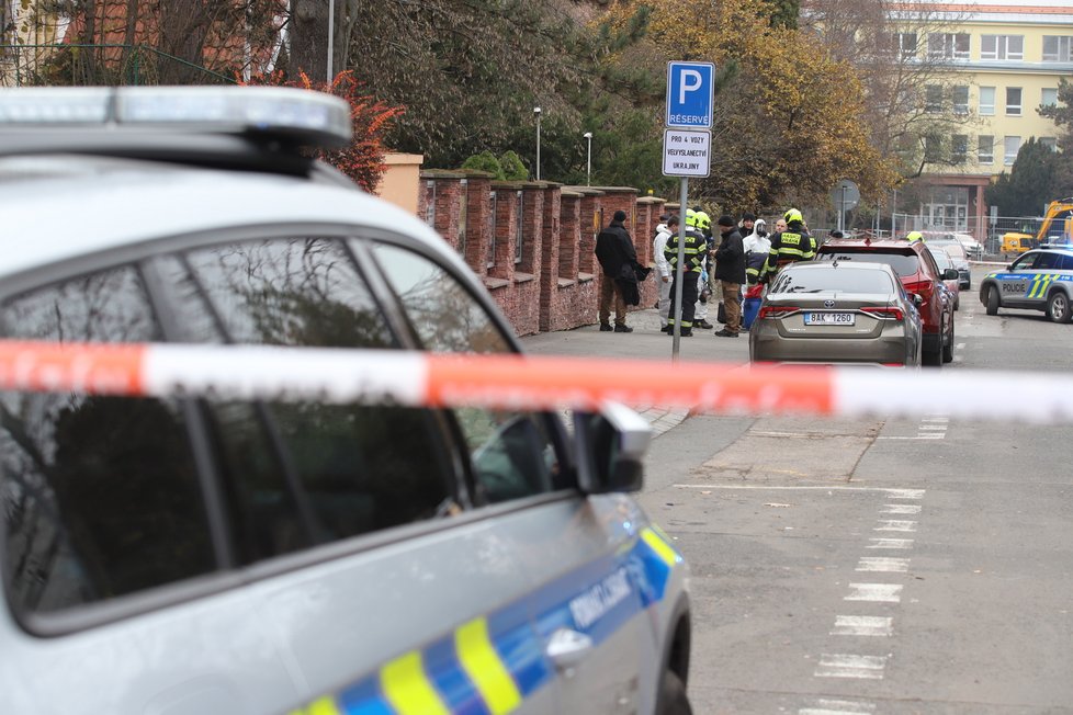 Zasahovat po Brnu museli policisté i v Praze na velvyslanectví Ukrajiny. I tam totiž pišel podezřelý balíček, který obsahoval zvířecí tkáň. (2. prosinec 2022)