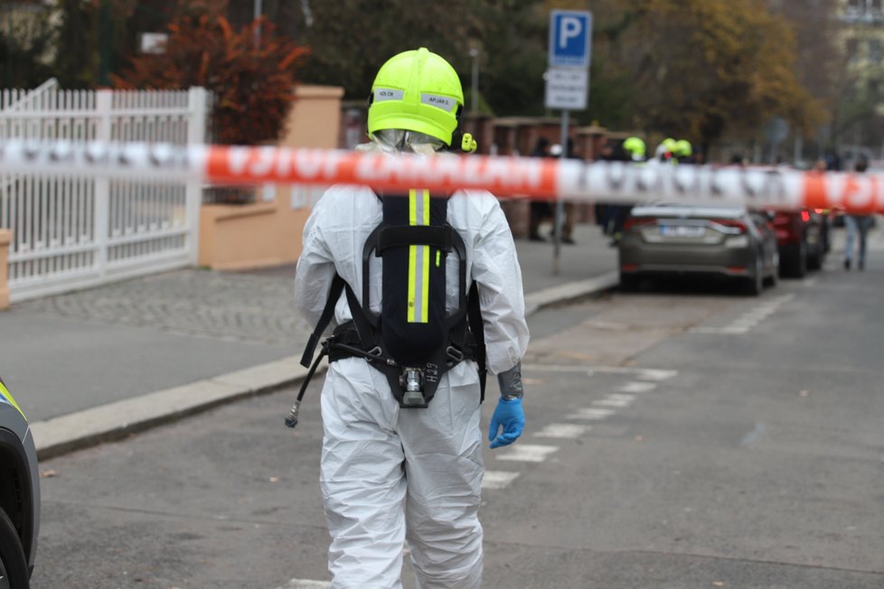 Zasahovat po Brnu museli policisté i v Praze na velvyslanectví Ukrajiny. I tam totiž přišel podezřelý balíček, který obsahoval zvířecí tkáň (2. prosinec 2022).