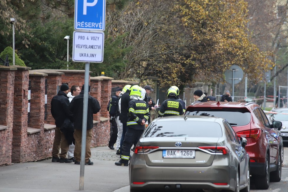 Zasahovat po Brnu museli policisté i v Praze na velvyslanectví Ukrajiny. I tam totiž pišel podezřelý balíček, který obsahoval zvířecí tkáň. (2. prosinec 2022)