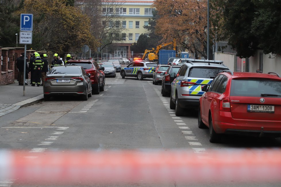 Zasahovat po Brnu museli policisté i v Praze na velvyslanectví Ukrajiny. I tam totiž přišel podezřelý balíček, který obsahoval zvířecí tkáň (2. prosinec 2022).