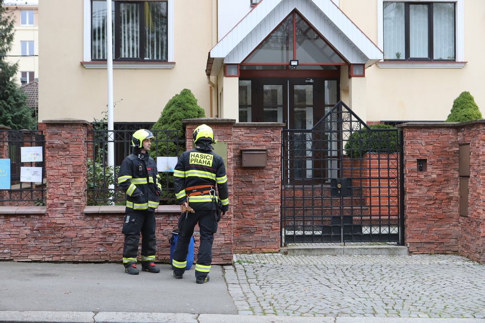 Zasahovat po Brnu museli policisté i v Praze na velvyslanectví Ukrajiny. I tam totiž přišel podezřelý balíček, který obsahoval zvířecí tkáň (2. prosinec 2022).