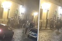 Recidivista (24) pod vlivem alkoholu a drog střílel do vzduchu na ulici plné lidí! Zbraň vytáhl před policejní stanicí