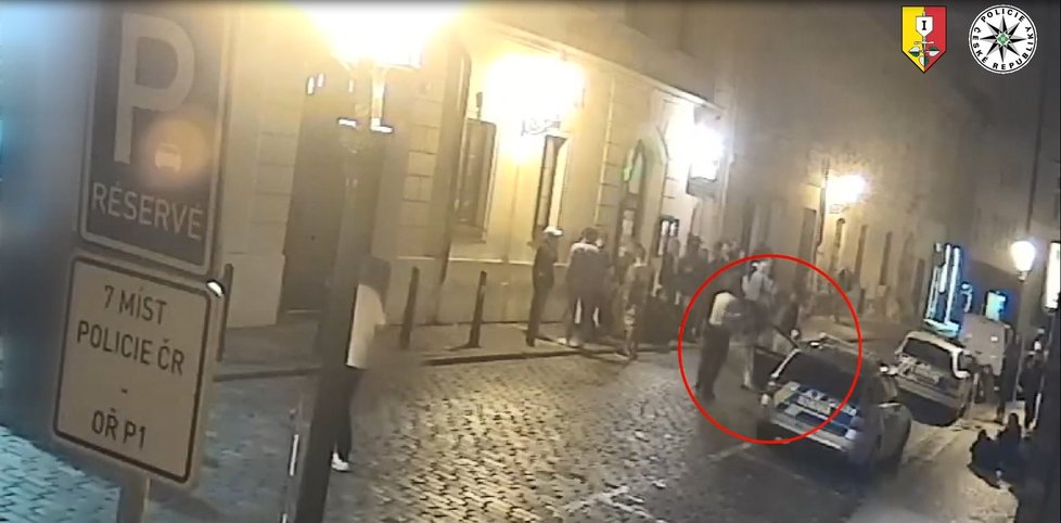 V Bartolomějské ulici v Praze kolem třetí hodiny ráno střílel mladík pod vlivem alkoholu do vzduch plynovou pistolí.