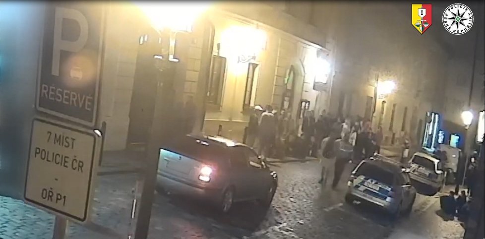 V Bartolomějské ulici v Praze kolem třetí hodiny ráno střílel mladík pod vlivem alkoholu do vzduch plynovou pistolí.