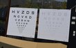 Tyhle dvě tabule by měl každý testovaný řidič přečíst na vzdálenost čtyř metrů nejprve levým okem, pak pravým okem a nakonec oběma očima.