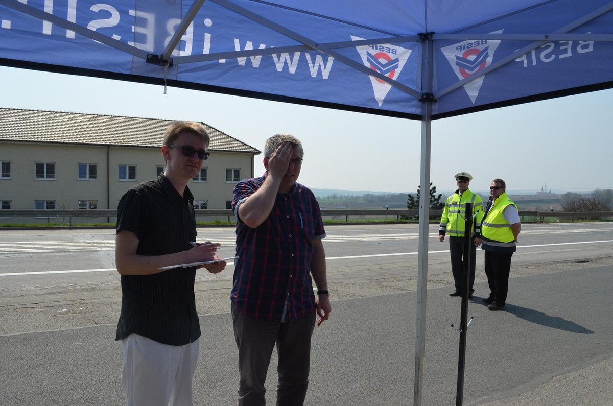 Autor (vpravo) článku otestoval v Bosonohách u Brna vidění do dálky pod dohledem optika-optometristy Matěje Skrbka.