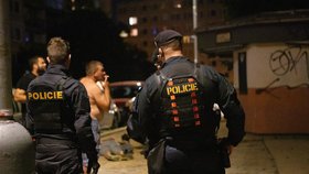 Nože a výstřely na Černém Mostě? Při noční bitce se zranilo dítě, skončilo v nemocnici