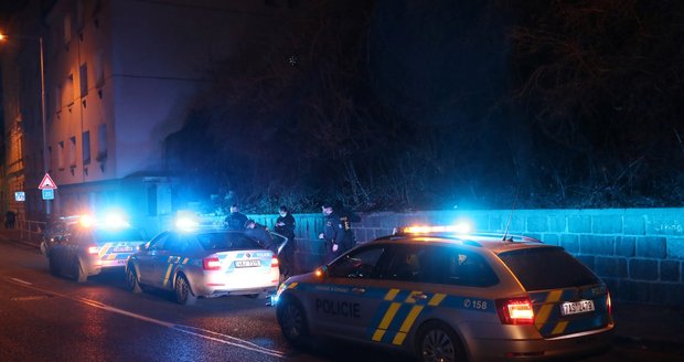 Policie zasahovala při potyčce několika mužů nedaleko Smíchovského nádraží.