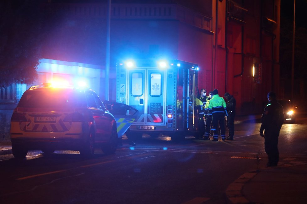 Policie zasahovala při potyčce několika mužů nedaleko Smíchovského nádraží.