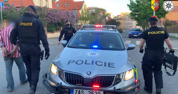 Policisté ve stříbrném BMW našli  plynovou pistoli, mačetu a falešný policejní odznak. Řidič měl navíc zákaz řízení